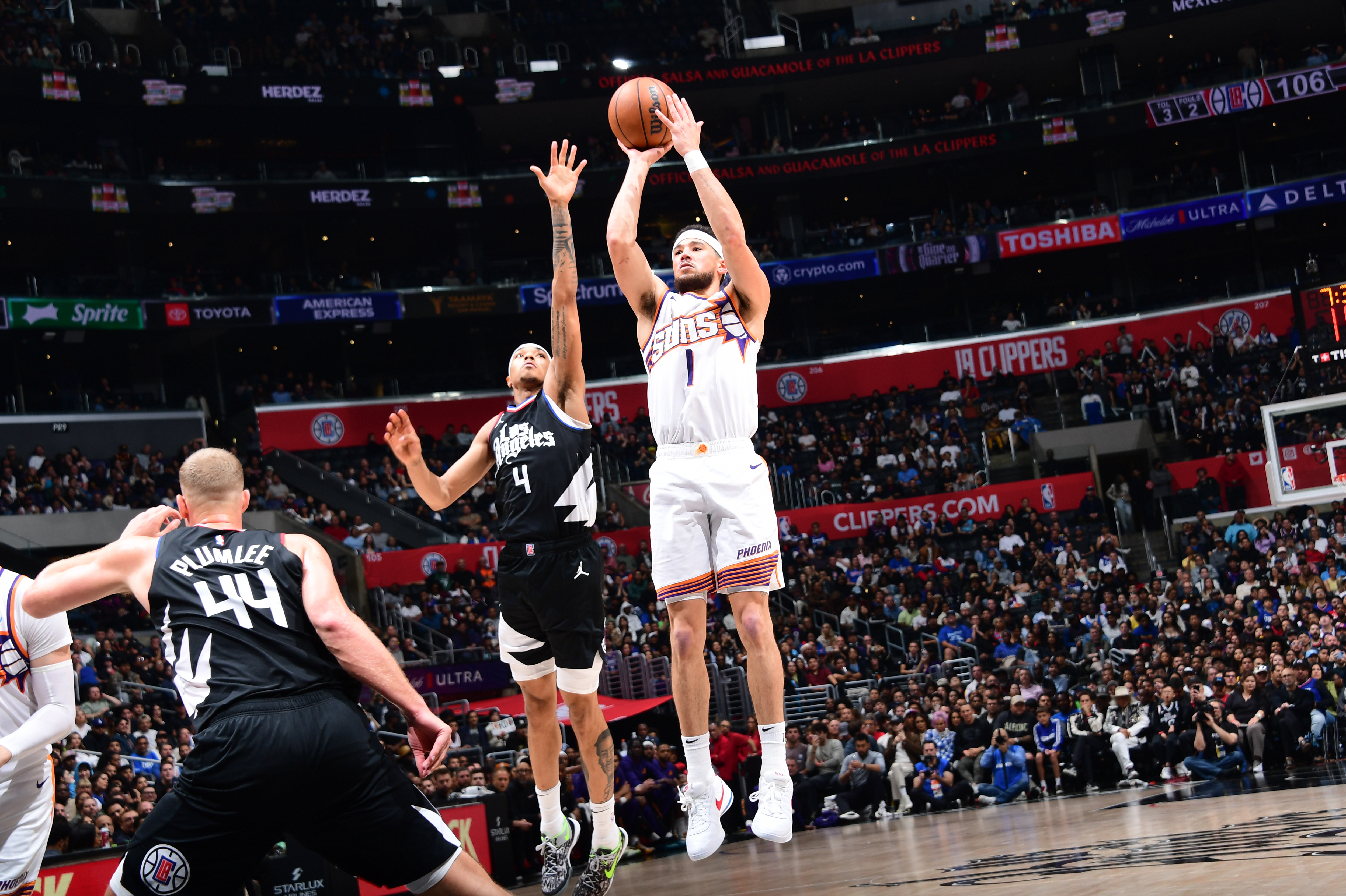 Phoenix Suns v Los Angeles Clippers